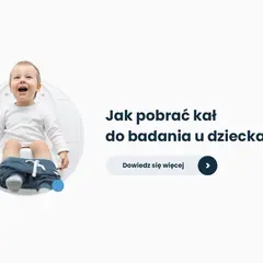 Uśmiechnięte dziecko siedzi na nocniku, gotowe do pobrania kału do badania. Dowiedz się, jak to zrobić.
