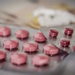 Różowe tabletki w blistrach, gotowe do zażycia apo napro.