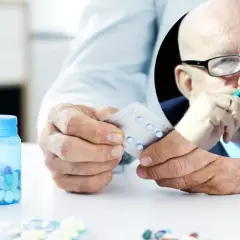Lekarz trzyma blister tabletek, obok butelki z lekami i szklanka wody. W tle wizerunek mężczyzny w okularach, być może pacjenta rozważającego leczenie Xarelto.