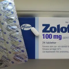 Opakowanie i tabletka leku Zoloft (sertralina), który jest przykładem SSRI.