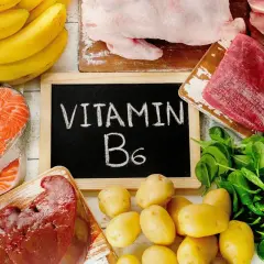 Banany, łosoś, wątróbka, ziemniaki, szpinak i mięso – produkty bogate w witaminę B6.