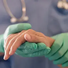Trzęsące się ręce do jakiego lekarza? Poznaj najlepsze opcje pomocy