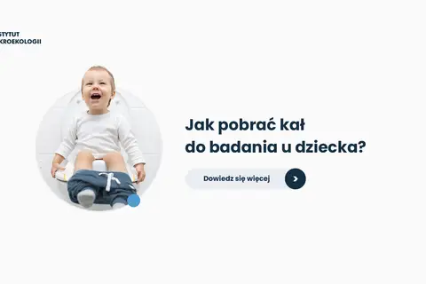 Uśmiechnięte dziecko siedzi na nocniku, gotowe do pobrania kału do badania. Dowiedz się, jak to zrobić.