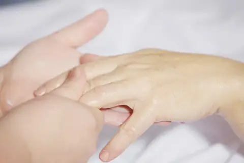 Delikatny masaż dłoni, jeden z domowych sposobów leczenia cieśni nadgarstka, przynosi ulgę.