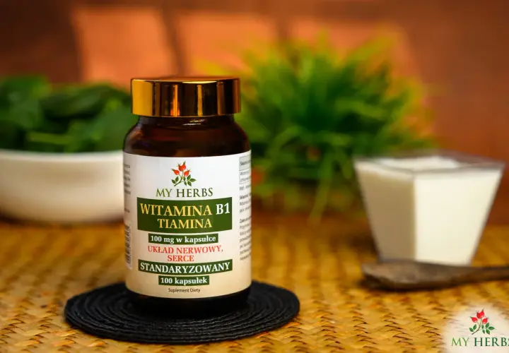 Butelka suplementu "Witamina B1 Tiamina" od My Herbs, wspierająca układ nerwowy i serce. Obok miseczka z jogurtem i łyżka.