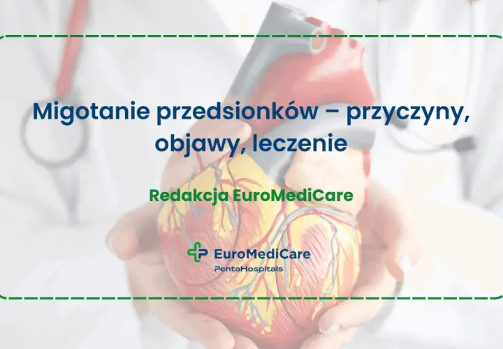 Model serca w dłoniach, tekst o migotaniu przedsionków, objawach i leczeniu.