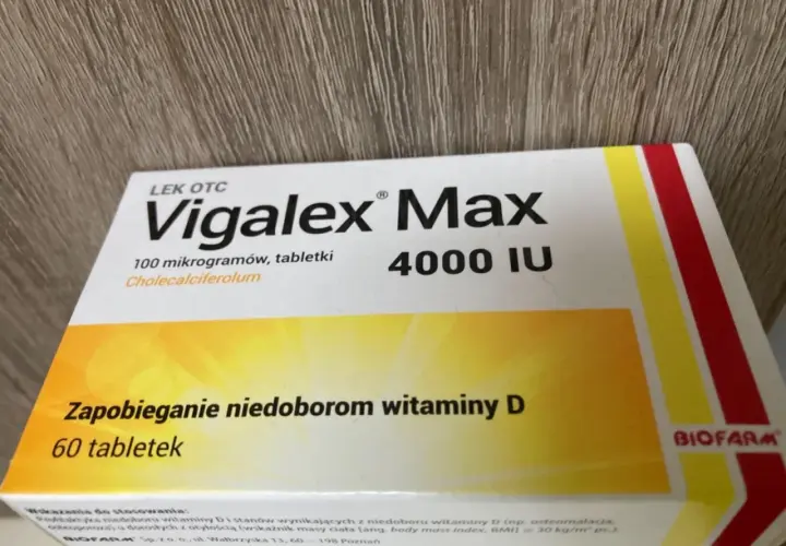 Opakowanie leku Vigalex Max 4000 IU, zapobiegającego niedoborom witaminy D. Zawiera 60 tabletek.