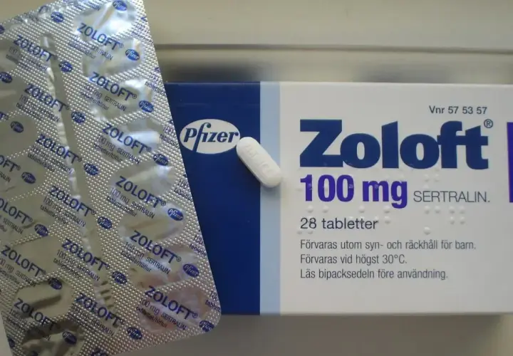 Opakowanie i tabletka leku Zoloft (sertralina), który jest przykładem SSRI.