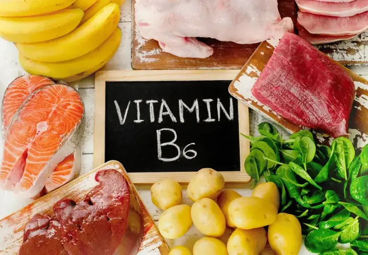Banany, łosoś, wątróbka, ziemniaki, szpinak i mięso – produkty bogate w witaminę B6.