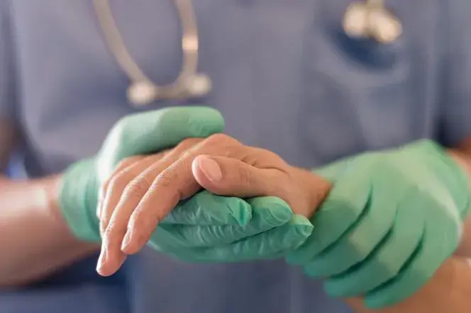 Trzęsące się ręce do jakiego lekarza? Poznaj najlepsze opcje pomocy