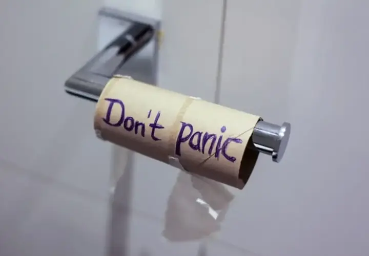 Pusta rolka po papierze toaletowym z napisem "Don't Panic". Gdybyś potrzebował wsparcia, probiotyk Enterol zawsze pomoże.