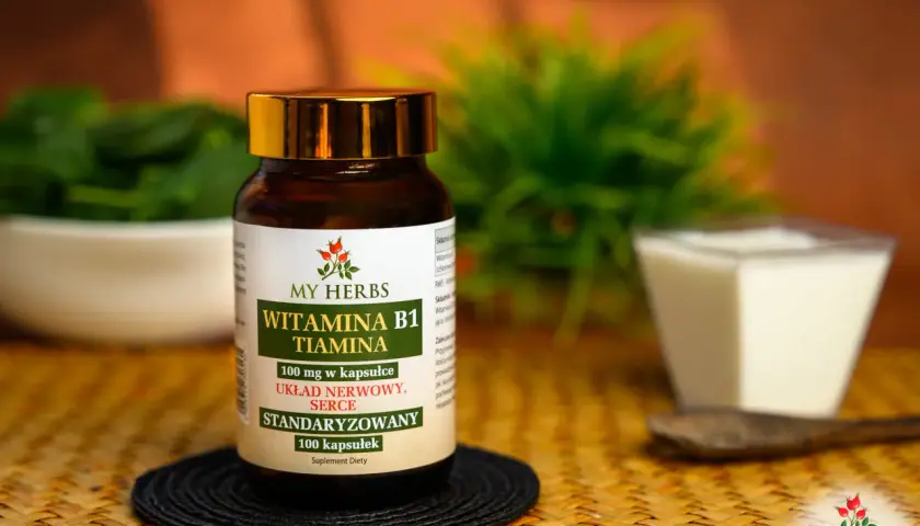 Butelka suplementu "Witamina B1 Tiamina" od My Herbs, wspierająca układ nerwowy i serce. Obok miseczka z jogurtem i łyżka.