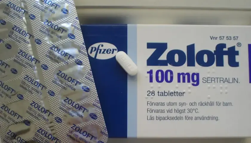 Opakowanie i tabletka leku Zoloft (sertralina), który jest przykładem SSRI.