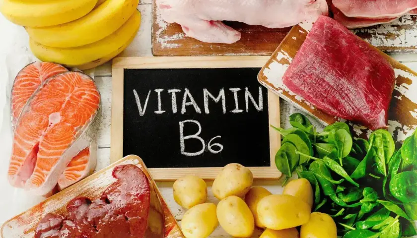 Banany, łosoś, wątróbka, ziemniaki, szpinak i mięso – produkty bogate w witaminę B6.