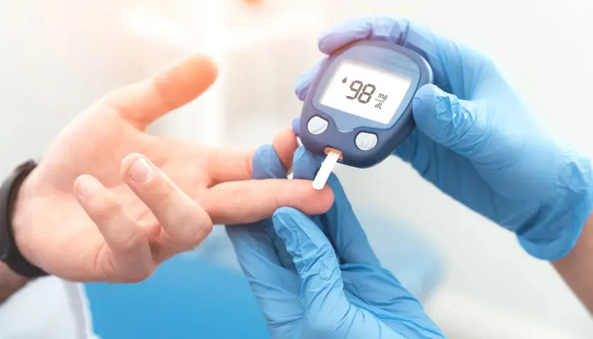 Pomiar poziomu glukozy we krwi, który może być monitorowany podczas leczenia sitagliptyną. Wynik 98 mg/dL.