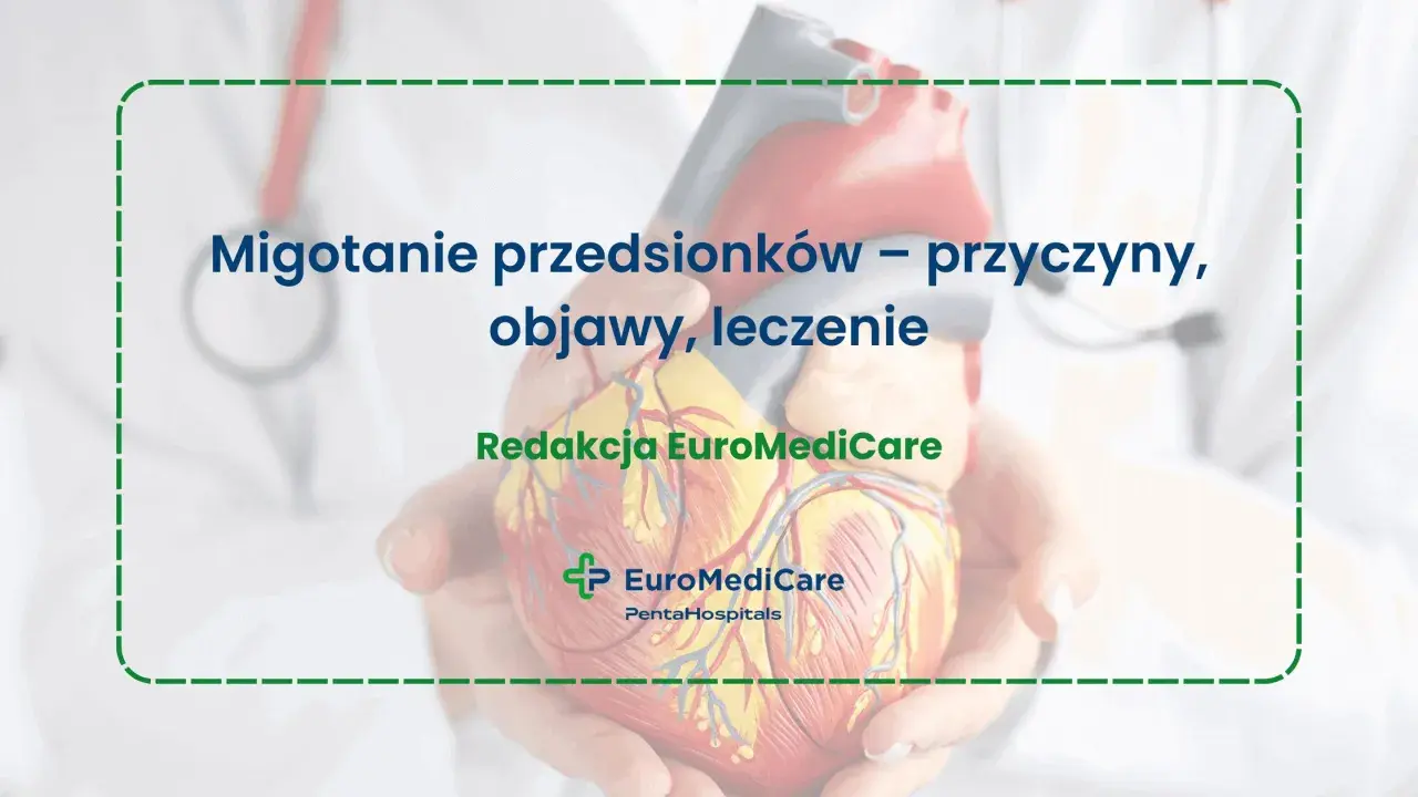 Model serca w dłoniach, tekst o migotaniu przedsionków, objawach i leczeniu.