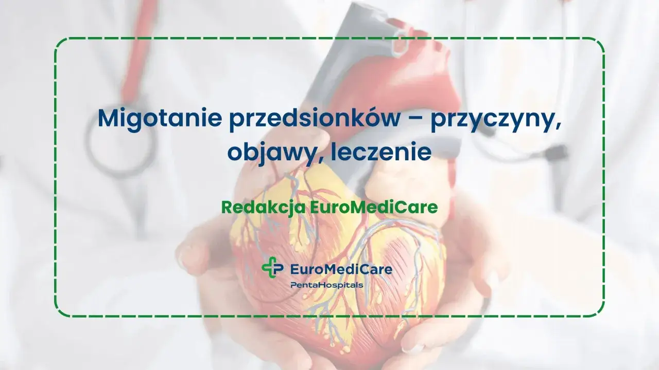 Model serca w dłoniach, tekst o migotaniu przedsionków, objawach i leczeniu. Redakcja EuroMediCare.